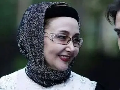 «کتایون ریاحی» در آغوش «حمیده خیرآبادی» در پشت‌صحنه «پدرسالار»