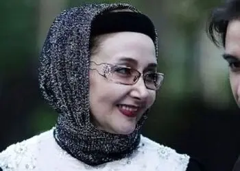 «کتایون ریاحی» در آغوش «حمیده خیرآبادی» در پشت‌صحنه «پدرسالار»