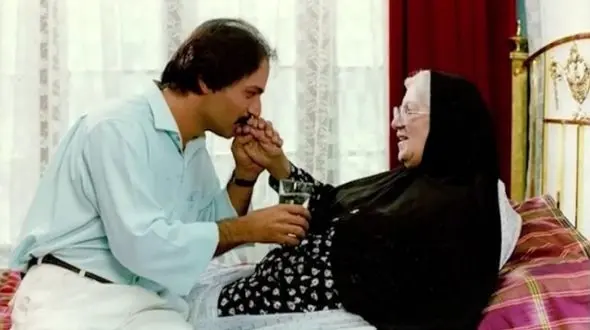 عکسی کمتر دیده شده از کودکی مرحوم امین تارخ بازیگر فیلم مادر کنار مادر و خواهرهایش