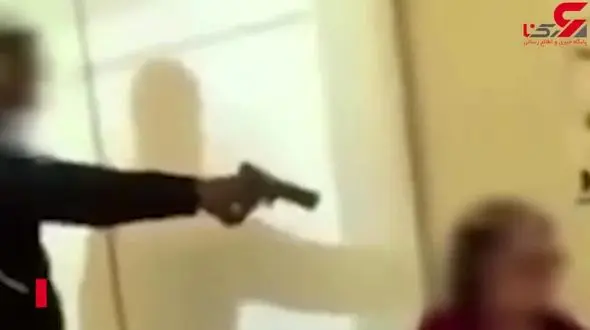 فیلم وحشتناک از حمله دانش آموز با اسلحه به معلم سر کلاس ! + تصویر