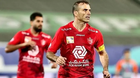 کاپیتان پرسپولیس برای مذاکره وارد باشگاه شد