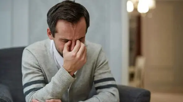 چرا بدون دلیل اشک می‌ ریزیم؟ دلایل پنهان و علمی گریه‌ های ناگهانی
