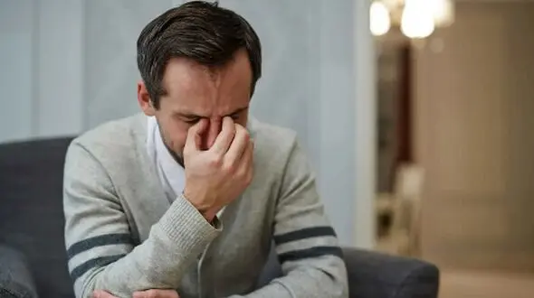 چرا بدون دلیل اشک می‌ ریزیم؟ دلایل پنهان و علمی گریه‌ های ناگهانی