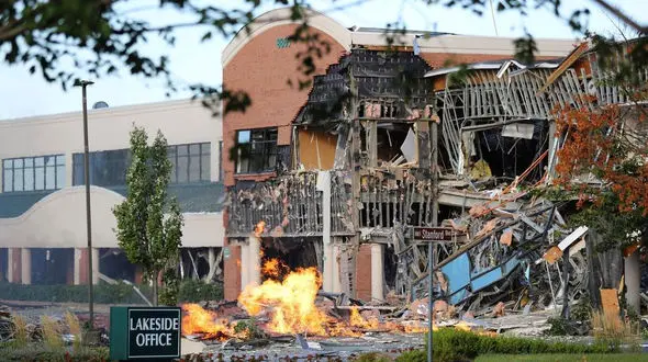 تخریب و آتش سوزی یک مجتمع تجاری در مریلند+عکس