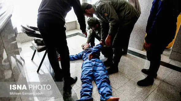 مفسد اقتصادی در دادگاه مشهد غش کرد! +عکس