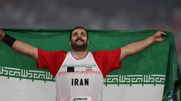 زنده از ناگویا؛ شب بارانی ناگهان به منظره ای طلایی تبدیل شد