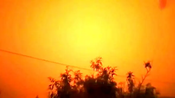 ببینید / تصاویری آخرالزمانی/ آسمان کانادا قرمز شد +فیلم