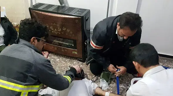  آتش نشان فداکار بوکانی مردی را از مرگ در آتش نجات داد + عکس