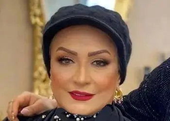 عکس کریسمسی مریم امیرجلالی در کانادا در خانه دخترش با کلاه بابانوئل 