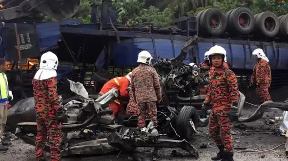 6 عضو یک خانواده زیر تریلر پرس شدند+تصاویر