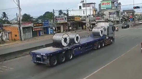 لحظه فاجعه بار تریلی 18 چرخ را ببینید / کابین راننده تخریب شد + فیلم
