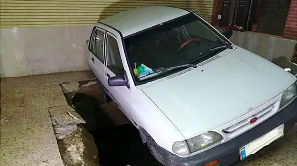 سقوط پراید به کف پارکینگ خانه در خیابان 17 شهریور +عکس