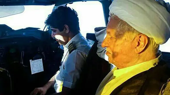 
مرحوم آیت‌الله هاشمی در کابین خلبان +عکس
