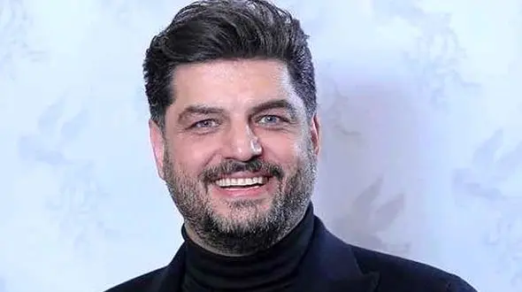 تبریک سال نو میلادی از زبان بازیگر مرد + فیلم بامزه 