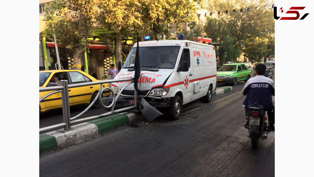 تصادف خودروی آمبولانس تهران با گاردریل خیابان ولیعصر+عکس