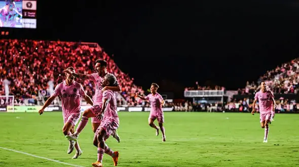 هوادار عاشق رونالدو، طرفدار مسی شد! + عکس