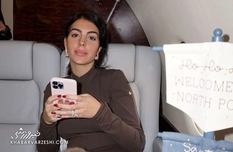 عکس جورجینا در ساحل