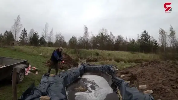 فیلم غرق شدن ماشین در استخر نوشابه سیاه + تصاویر