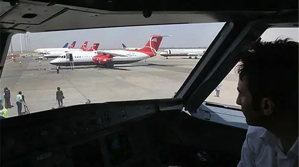 ببینید / مسافران قشم ایر هواپیما را تخریب کردند / اعتراض بخاطر تاخیر در پرواز نجف تهران + فیلم