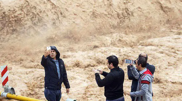 سلفی شیرازی ها با سیل!+عکس