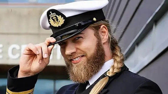 جذاب ترین افسر موبلوند پلیس جهان ! / دختران کشته مرده اش هستند ! + این عکس هایش جهانی شدند !