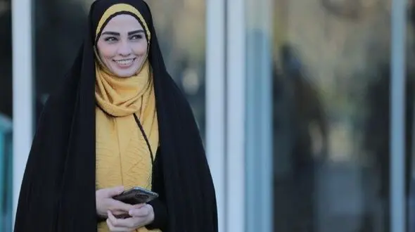 ژست هنری و خاص سیما خضرآبادی در باند هواپیما