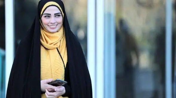 ژست هنری و خاص سیما خضرآبادی در باند هواپیما