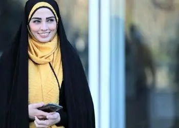 ژست هنری و خاص سیما خضرآبادی در باند هواپیما