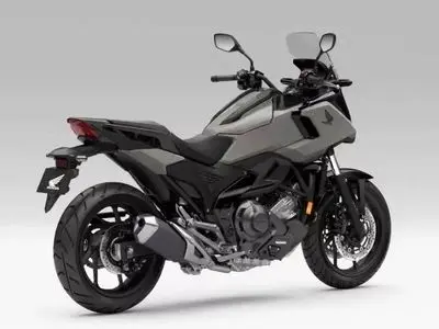 آشنایی با هوندا NC750X 2026؛ تغییرات جدید و رنگ جذاب خاکستری مات