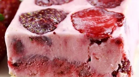 کیک شکلاتی و دسر توت فرنگی / طعم های بهشتی!