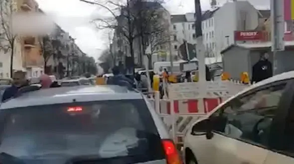 فیلم / پخش اذان در آلمان و هلند برای افزایش روحیه مسلمانان