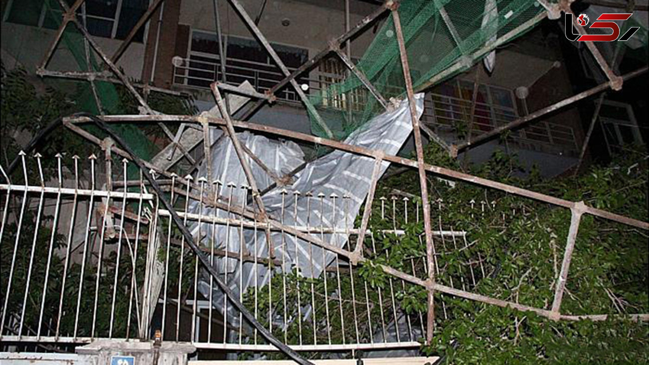 سقوط داربست فلزی در خیابان امیرآباد شمالی