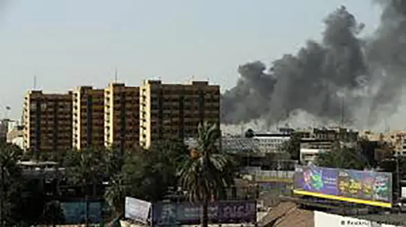 ساختمان وزارت نفت در میان شعله های آتش
