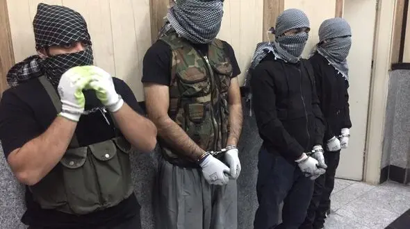 فیلم طلافروشی که با تبر دزدان مسلح را فراری داد + فیلم لحظه بازداشت رییس باند