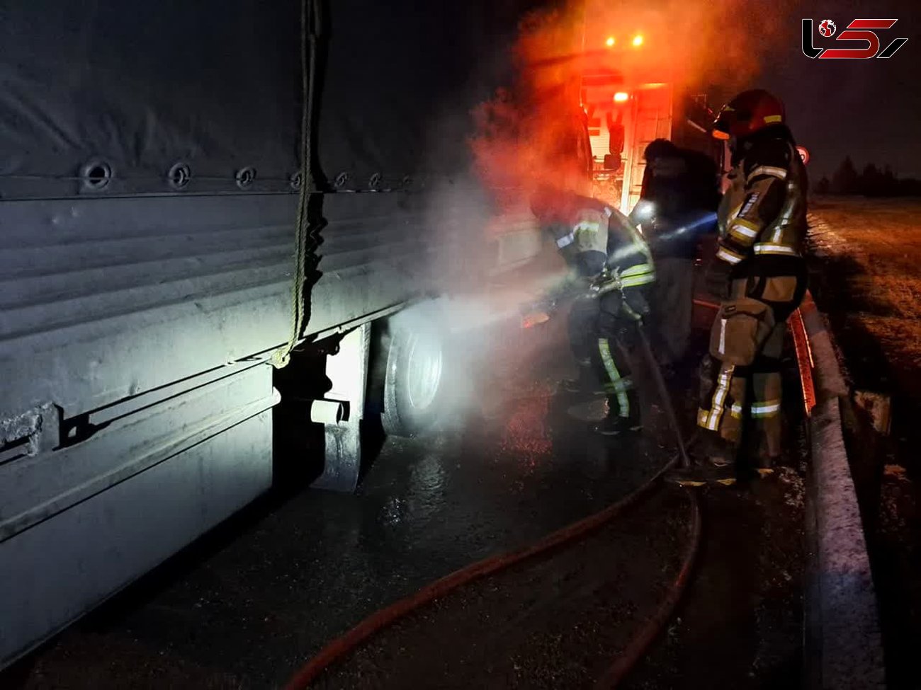 آتش سوزی یک دستگاه کامیون حمل کارتن در اتوبان قزوین