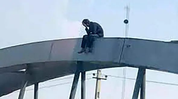 عکس اقدام به خودکشی یک مرد در بابل 