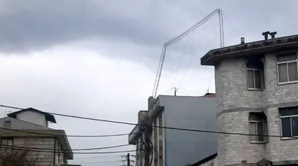 بادشدید دکل رادیویی بندرانزلی را واژگون کرد +  عکس و جزییات