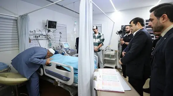 دنیامالی پس از عیادت صابر کاظمی / ناامید نیستیم؛ مردم دعا کنند