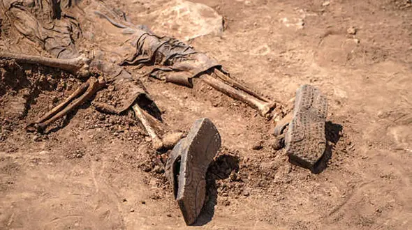 18 عکس از 500 جنازه سر بریده قربانیان داعش در گور دسته جمعی