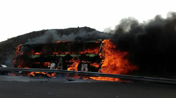 آتش سوزی اتوبوس مسافربری در جاده سنندج / تلفات جانی نداشت