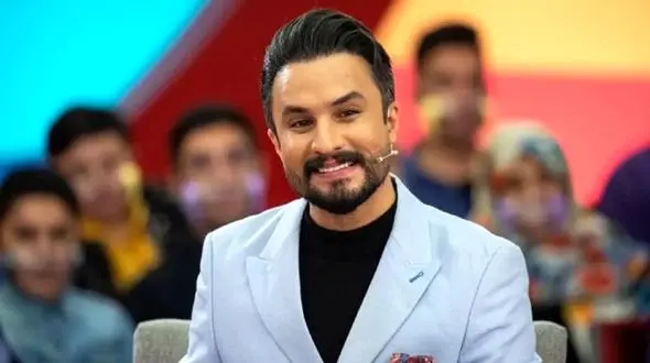 حضور جالب مصطفی راغب و سینا درخشنده در چایخانه حرم امام رضا(ع) با لباس خادمی+عکس