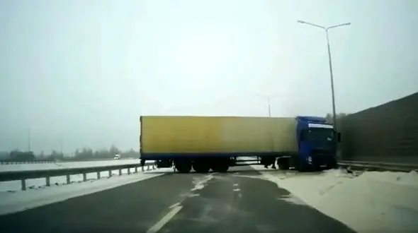 فیلم هولناک از کمرشکستن تریلی در جاده برفی / جاده بسته شد