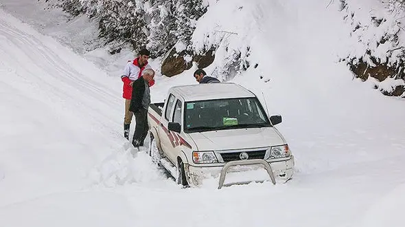  قطع راه ارتباطی ۱۴۷ روستا در الیگودرز؛ ۲۱ هزار نفر در محاصره برف قرار دارند 