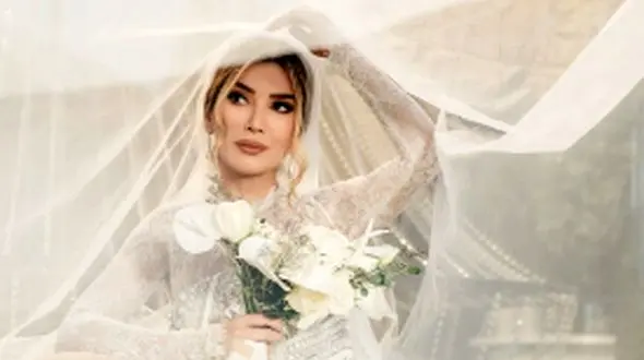 عکس/ رونمایی متین ستوده از جواهرات اروپایی و سلطنتی‌طور که آقا داماد روز عروسی بهش هدیه داد / خیلی خوشگله