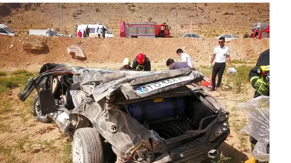 4 عکس دلهره آور از پژو پارس مچاله شده در شیراز / جسد زن جوان بیرون کشیده شد