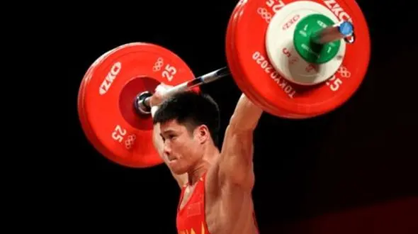 حرکت نمایشی وزنه‌ بردار چینی در رقابت های المپیک توکیو + فیلم