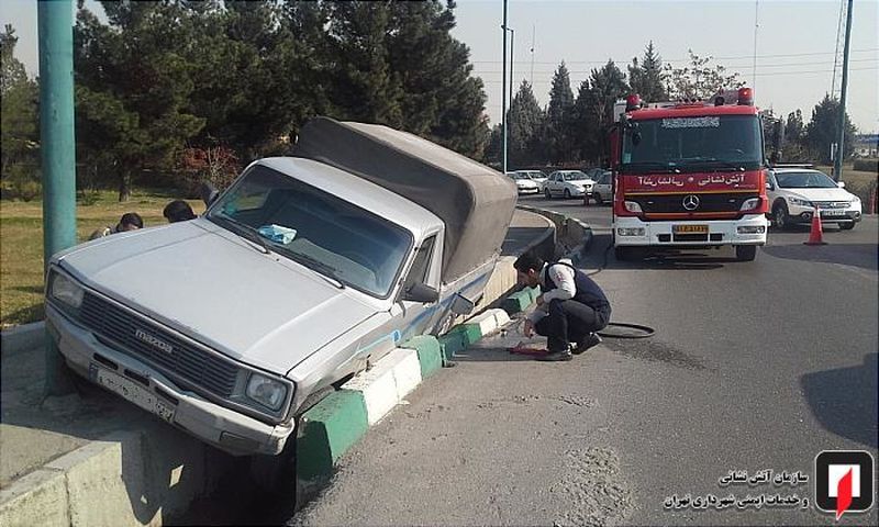 برخورد خودرو با جداول کنار بزرگراه آزادگان