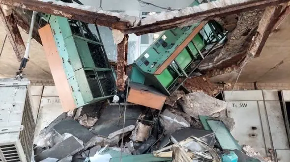 3 عکس از ریزش آوار در شهرک صنعتی آبادان 