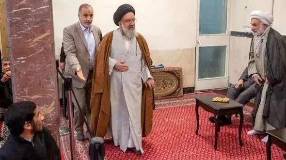 خاتمی دست آیت الله مکارم شیرازی را بوسید + عکس
