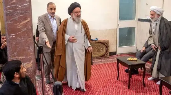 خاتمی دست آیت الله مکارم شیرازی را بوسید + عکس